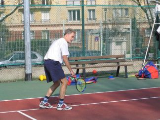 Jean-Philippe dirigeant l'atelier de mini-tennis