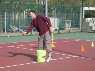 Mickael dirigeant l'atelier de tennis